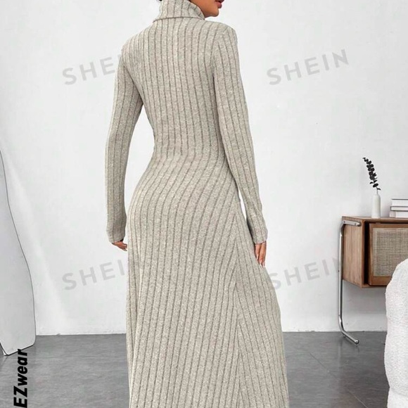 It’s beige, very soft fabric, length 130, size xl - Picture 2 of 2